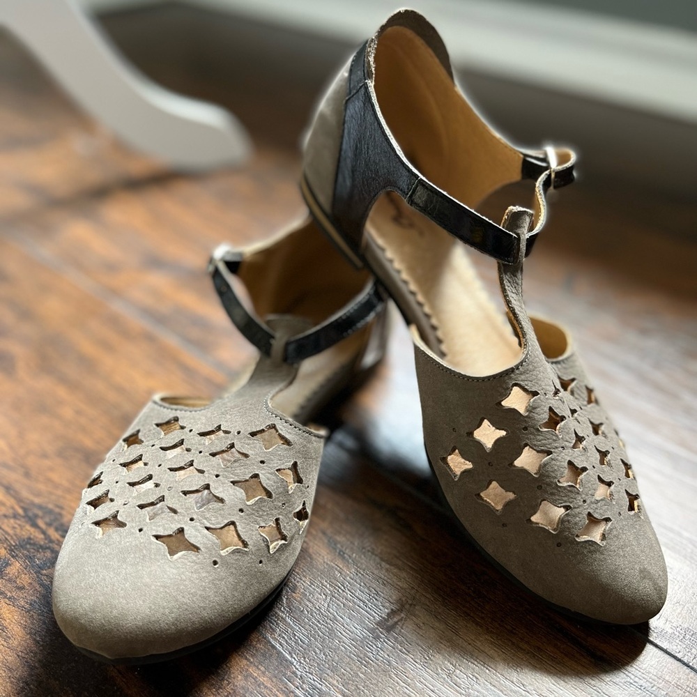 Women’s flat sandals